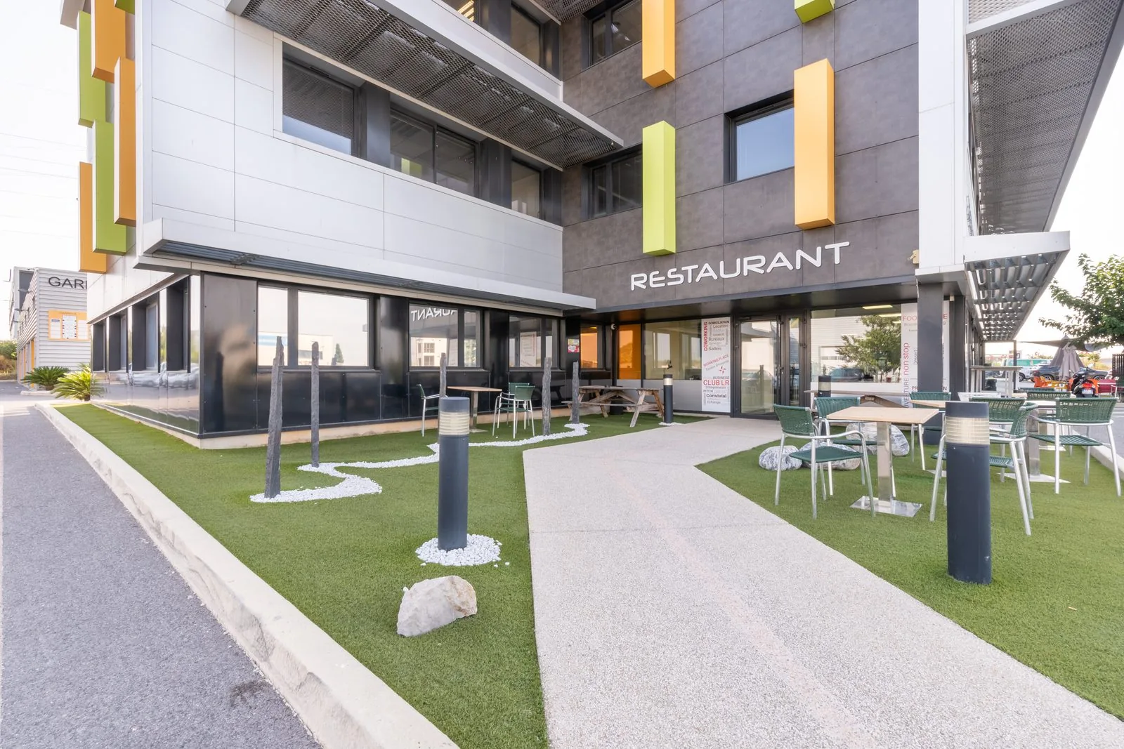 Restaurant et terrasse au sein du Parc 2000